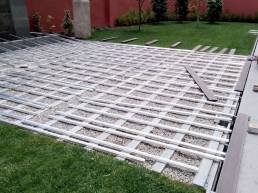 Lambourde aluminium en cours d'utilisation lors de l'installation de terrasse composite CDECK