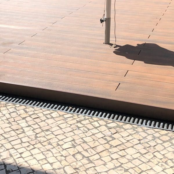 Deck Compósito com fecho 92mm em esplanada