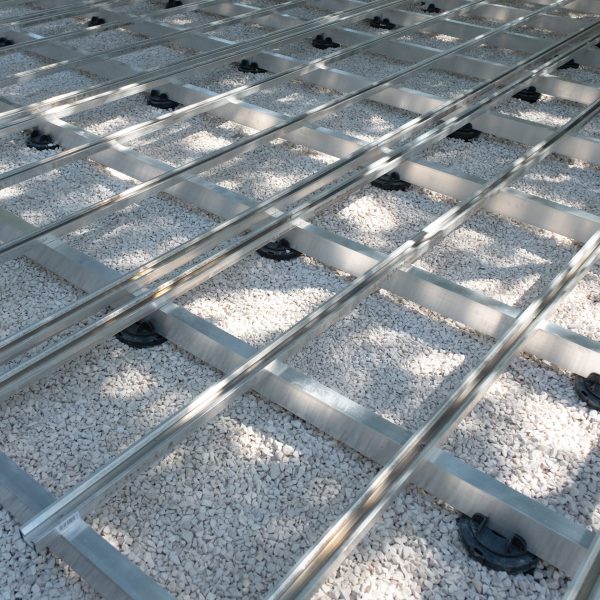 Instalação de deck compósito com apoio e tubo de aluminio e plots