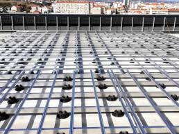 Installation de terrasse composite avec rastrel, tube en aluminium et plots r&eacute;glables