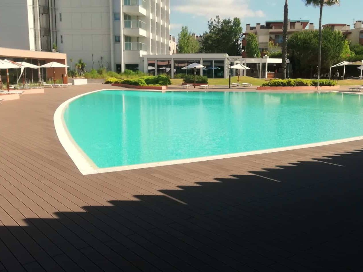 Terrasse Composite CDECK à la piscine extérieure de l’Aqualuz Troia by The Editory