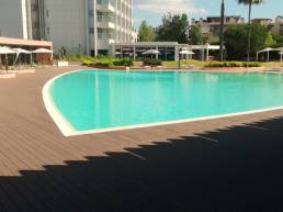 Terrasse Composite CDECK à la piscine extérieure de l’Aqualuz Troia by The Editory