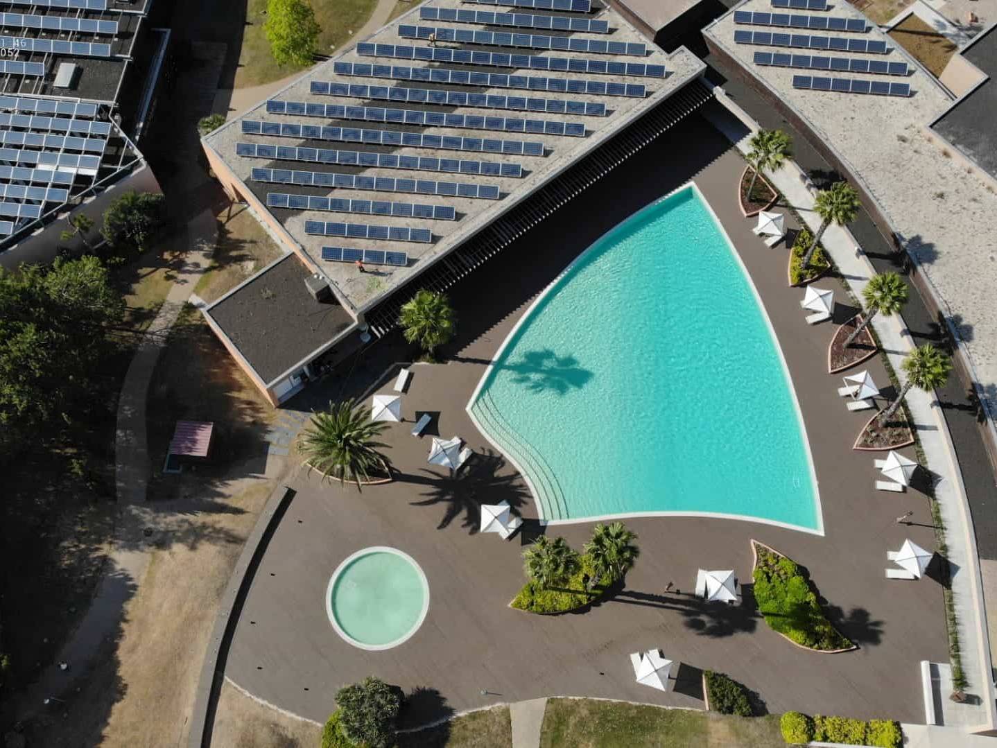 Terrasse Composite CDECK à la piscine de l’Aqualuz Troia by The Editory