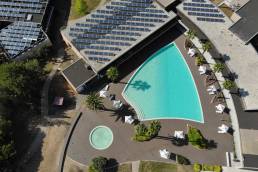 Terrasse Composite CDECK à la piscine de l’Aqualuz Troia by The Editory