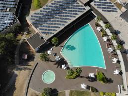 Terrasse Composite CDECK à la piscine de l’Aqualuz Troia by The Editory