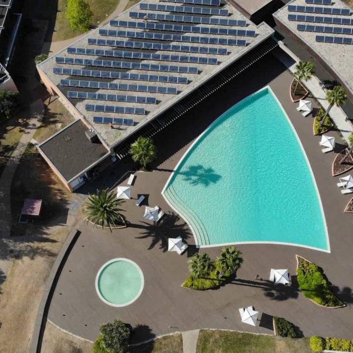 Tarima Composite CDECK en la piscina del Aqualuz Troia by The Editory