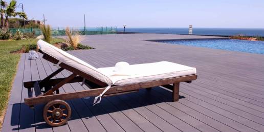 Deck compósito CDECK, na cor negro instalado em zona de piscina