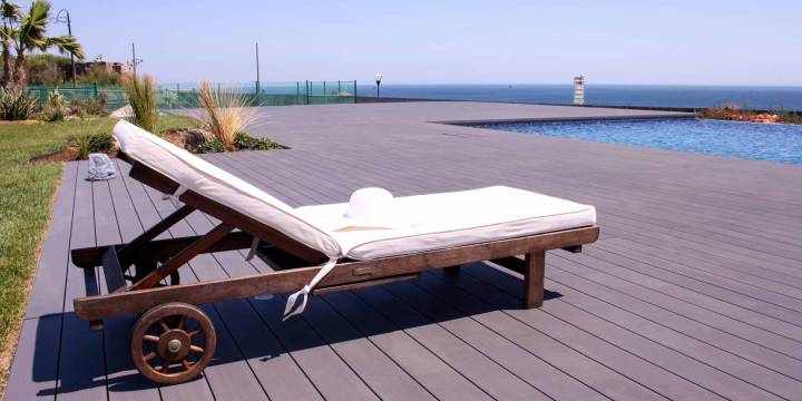 Deck compósito CDECK, na cor negro instalado em zona de piscina