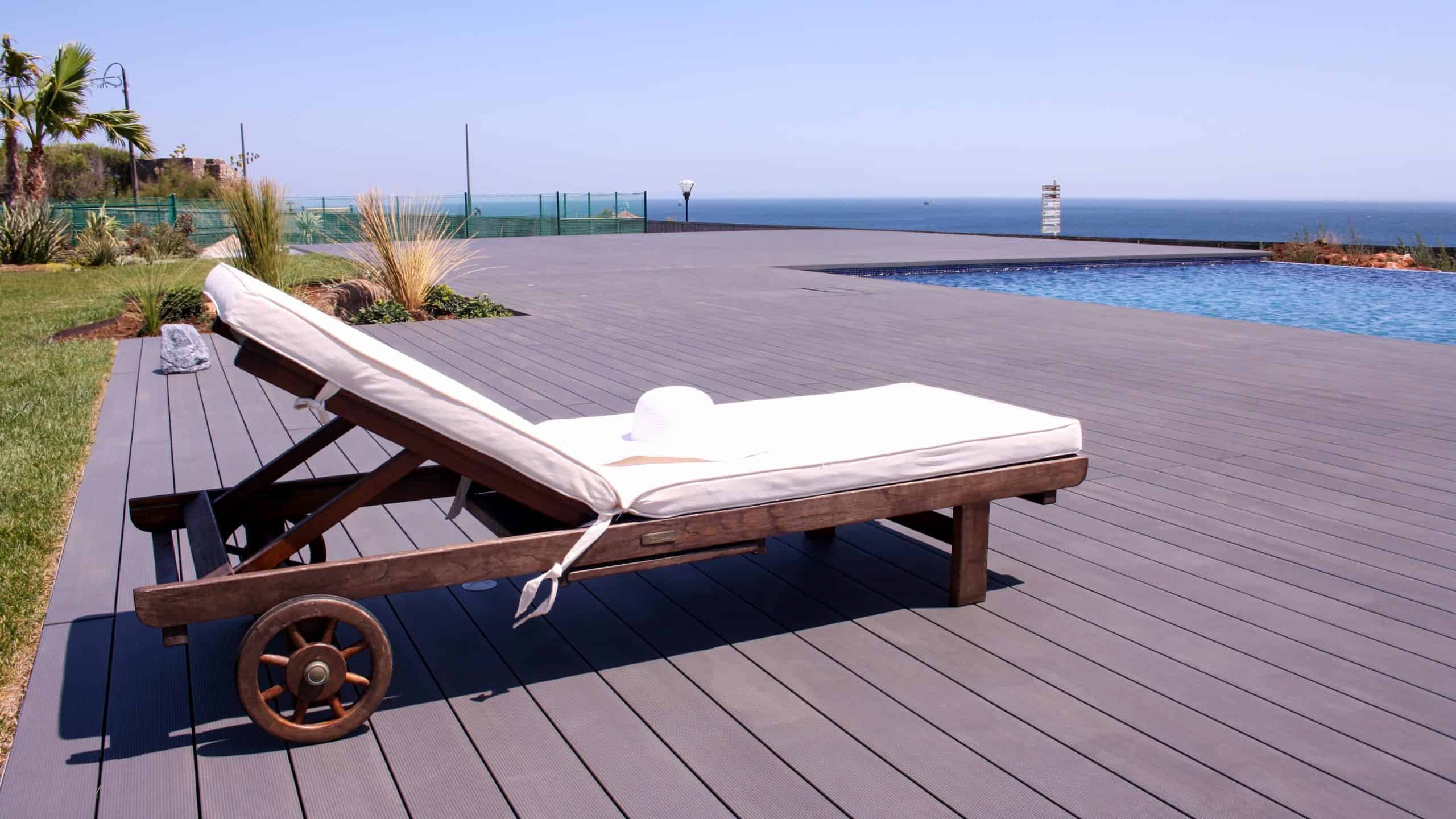 Deck compósito instalado em zona de piscina