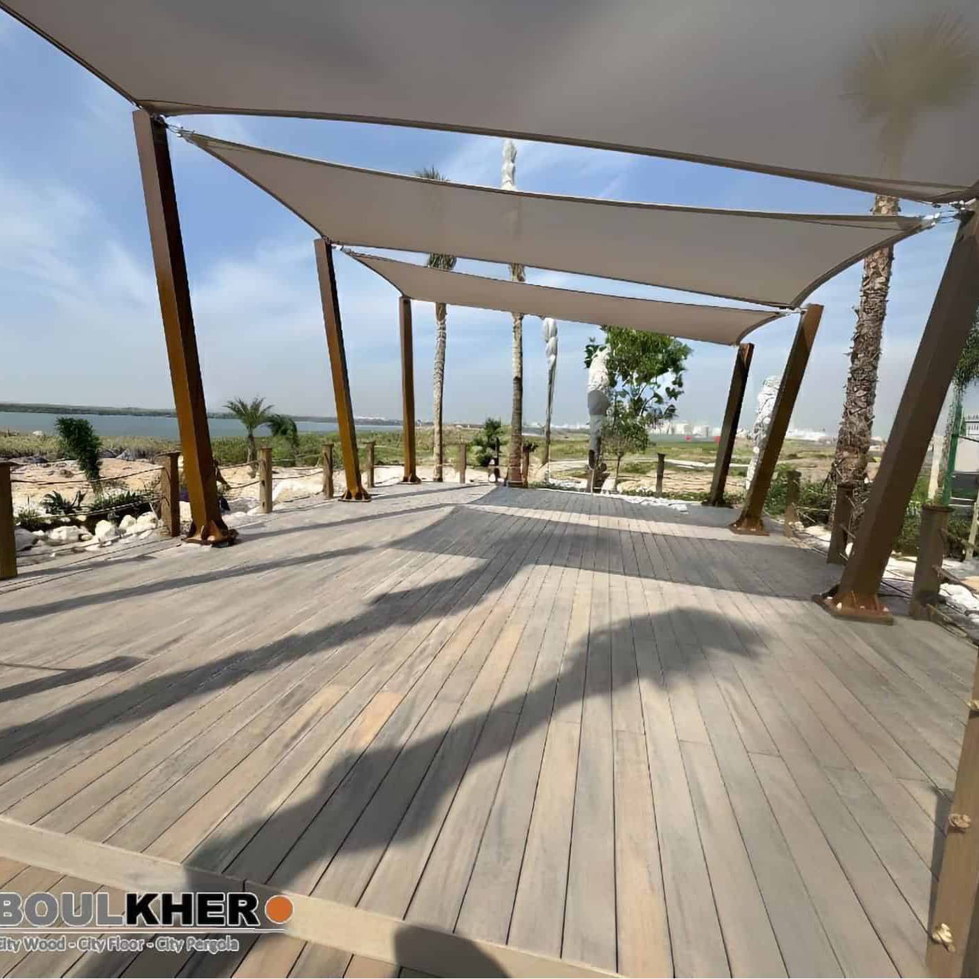 Tarima Composite CDECK en el entorno del Crowne Plaza y Radisson Blu Hotel, Emiratos Árabes