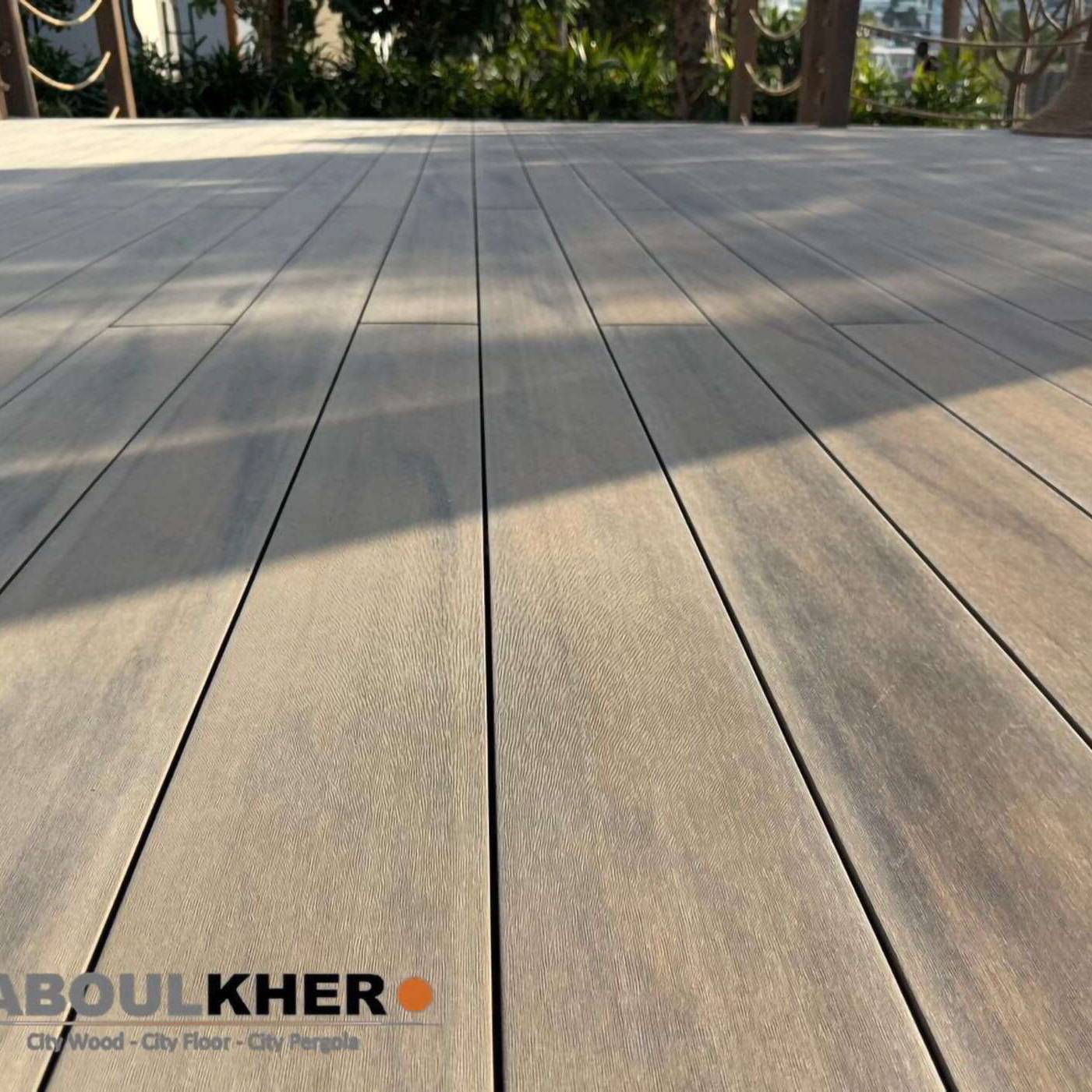 Tarima Composite CDECK en el entorno del Crowne Plaza y Radisson Blu Hotel, Emiratos Árabes