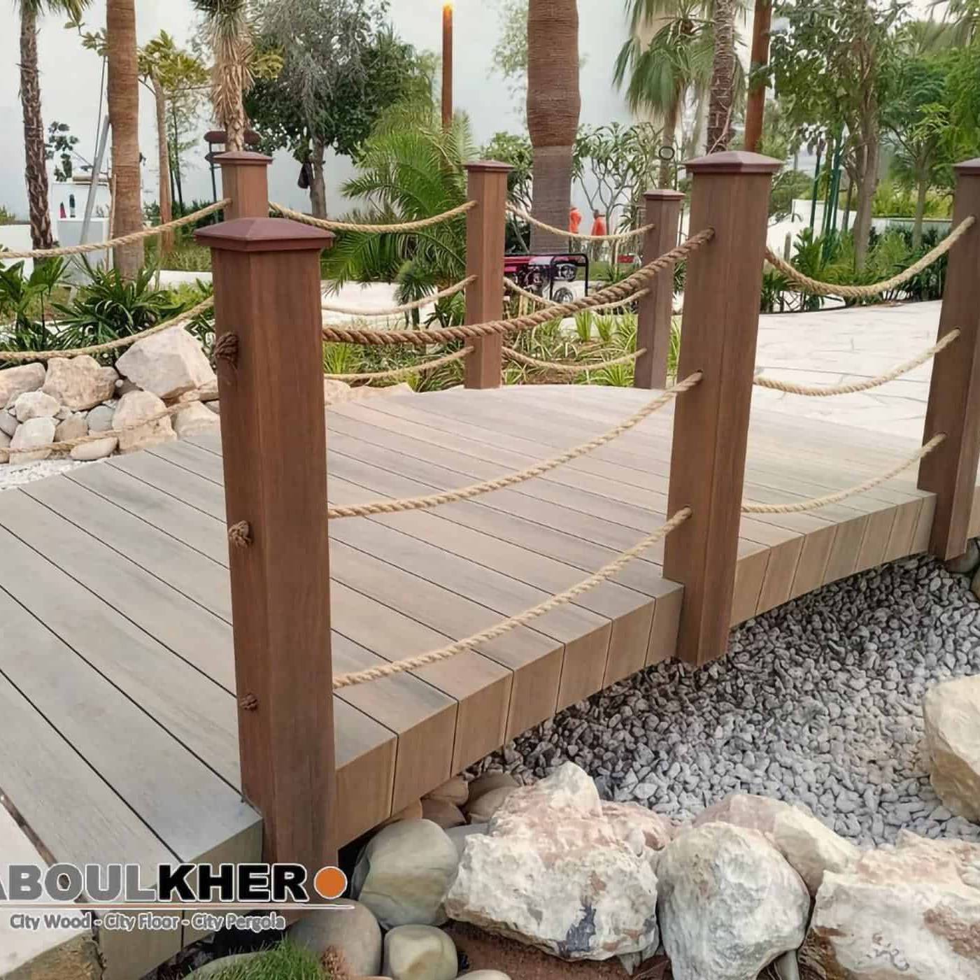 Tarima Composite CDECK en el entorno del Crowne Plaza y Radisson Blu Hotel, Emiratos Árabes