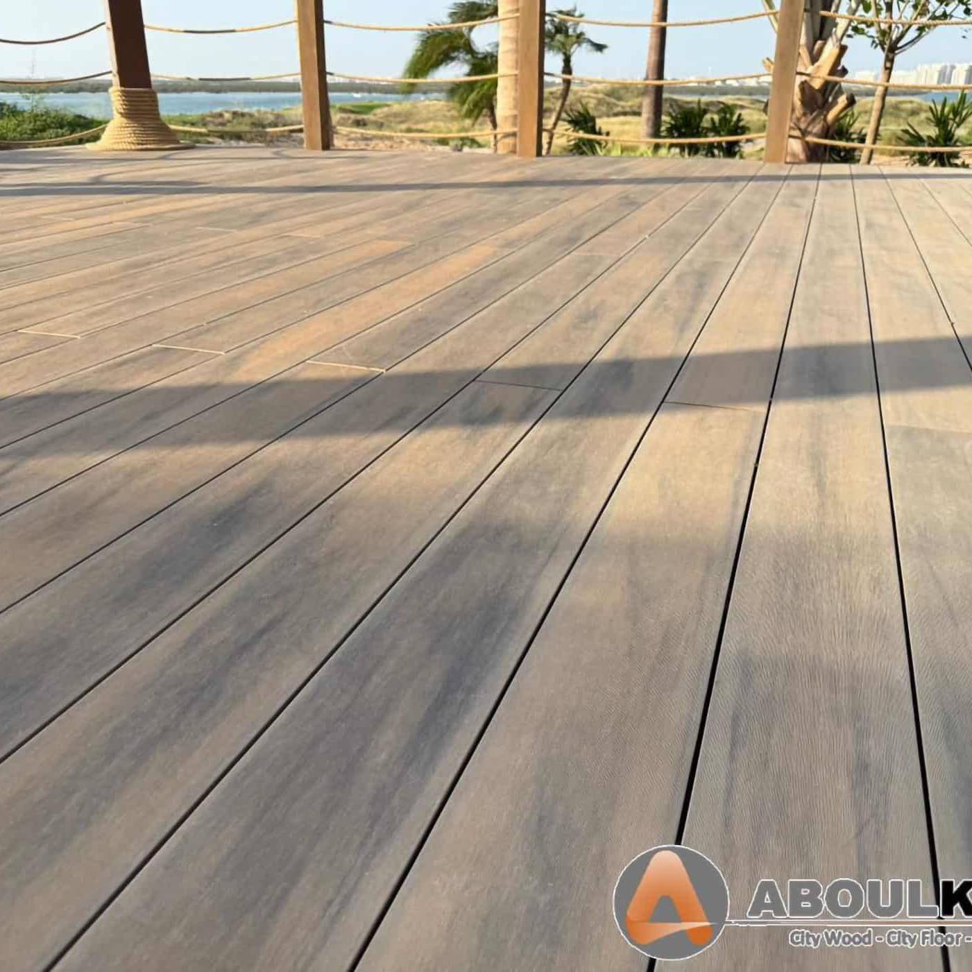 Tarima Composite CDECK en el entorno del Crowne Plaza y Radisson Blu Hotel, Emiratos Árabes