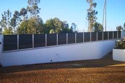 Veda&ccedil;&atilde;o em comp&oacute;sito CFENCE na cor chocolate em resid&ecirc;ncia&nbsp;