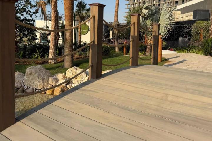 Tarima Composite CDECK en el entorno del Crowne Plaza y Radisson Blu Hotel, Emiratos Árabes