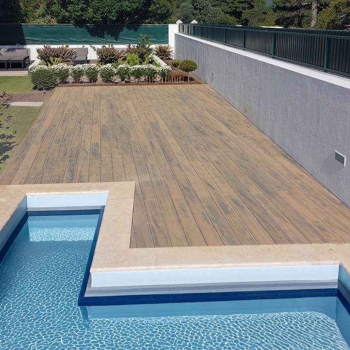 Deck compósito CDECK WUUDE na cor natural beech em área de piscina