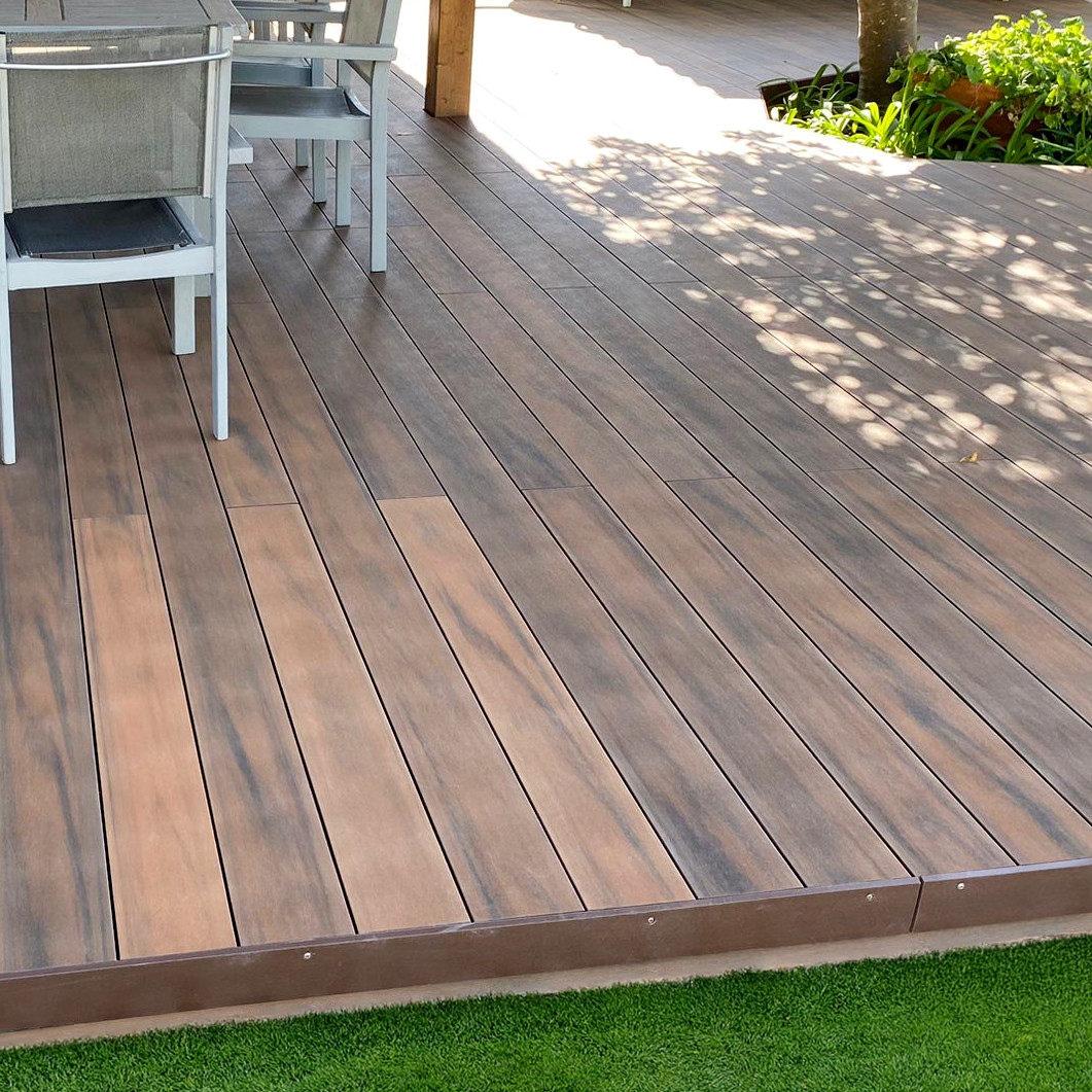 Jardin avec terrasse composite CDECK WUUDE couleur american walnut