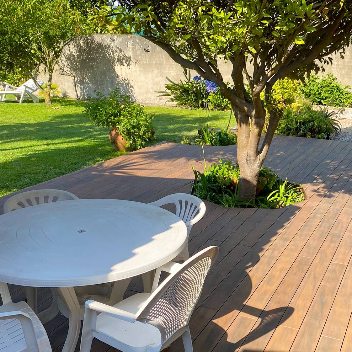 Garden with CDECK WUUDE composite decking in american walnut colour