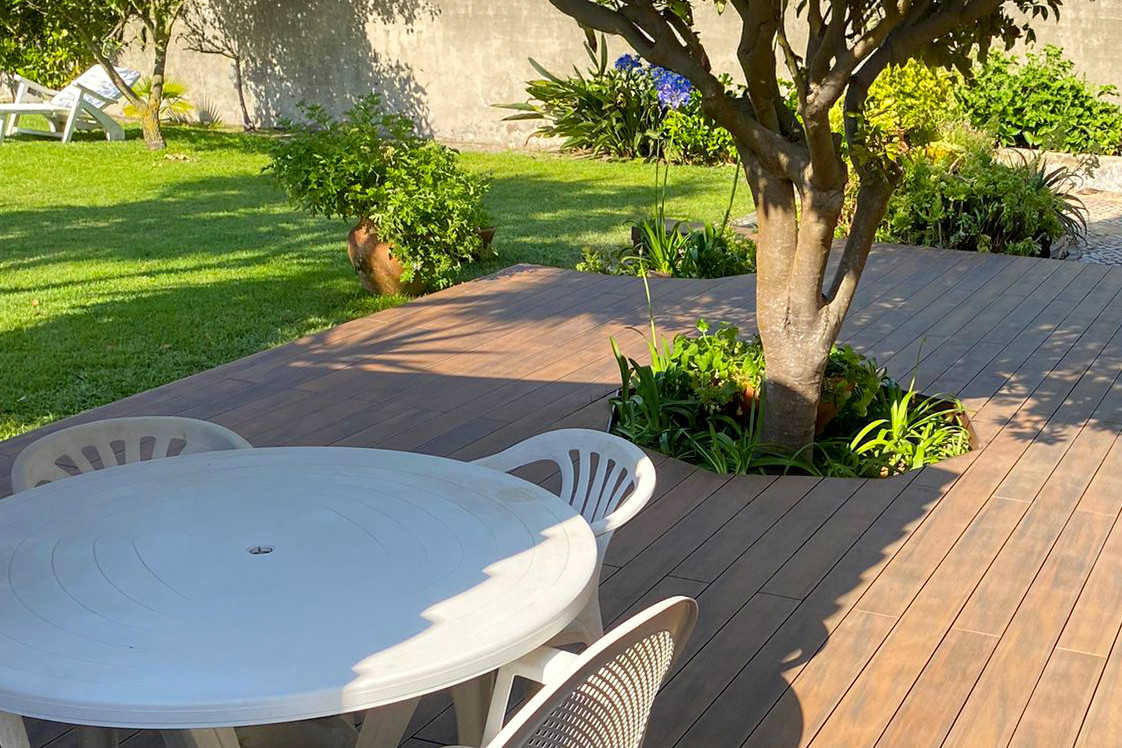 Jardin avec terrasse composite CDECK WUUDE couleur american walnut