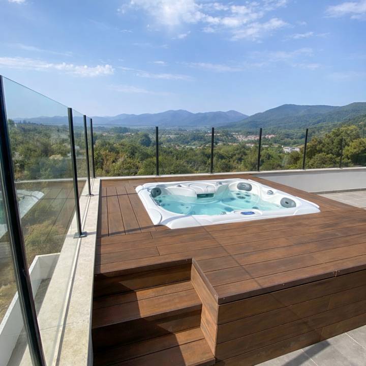 Deck compósito CDECK WUUDE na cor american walnut em jacuzzi em terraço