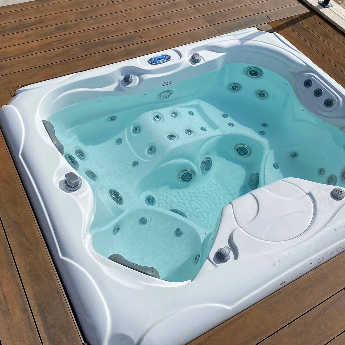 Terrasse composite CDECK WUUDE en couleur American Walnut sur jacuzzi