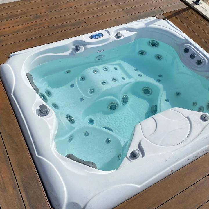 Deck compósito CDECK WUUDE na cor american walnut em jacuzzi