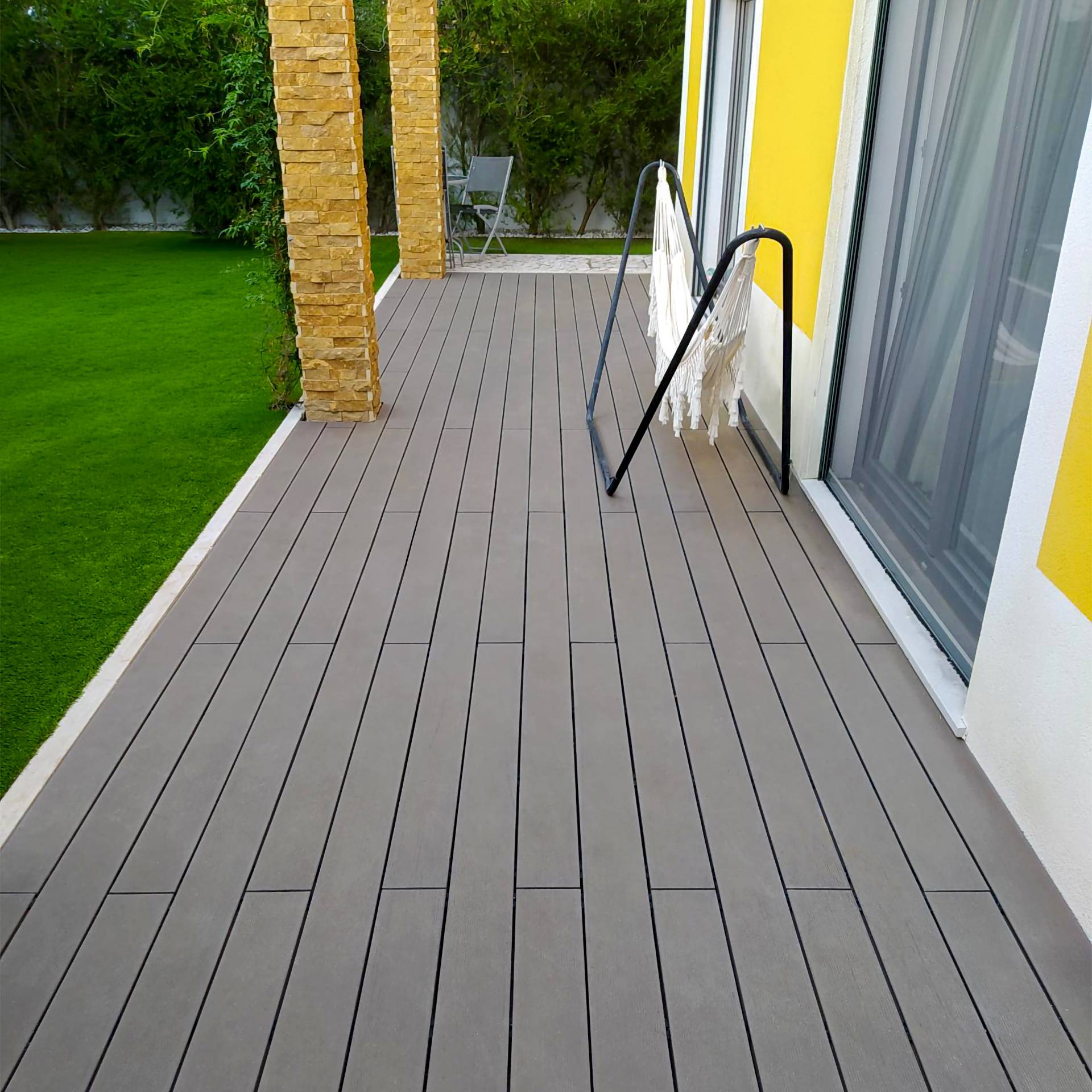 Terrasse composite CDECK couleur chocolat en jardin