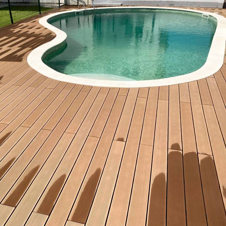 Deck compósito CDECK na cor redwood em piscina