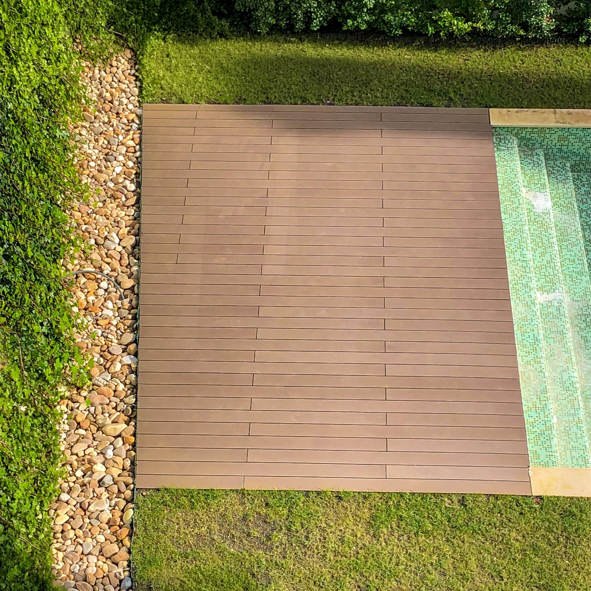 Terrasse composite CDECK en couleur Bois Rouge en zone de piscine et jardin