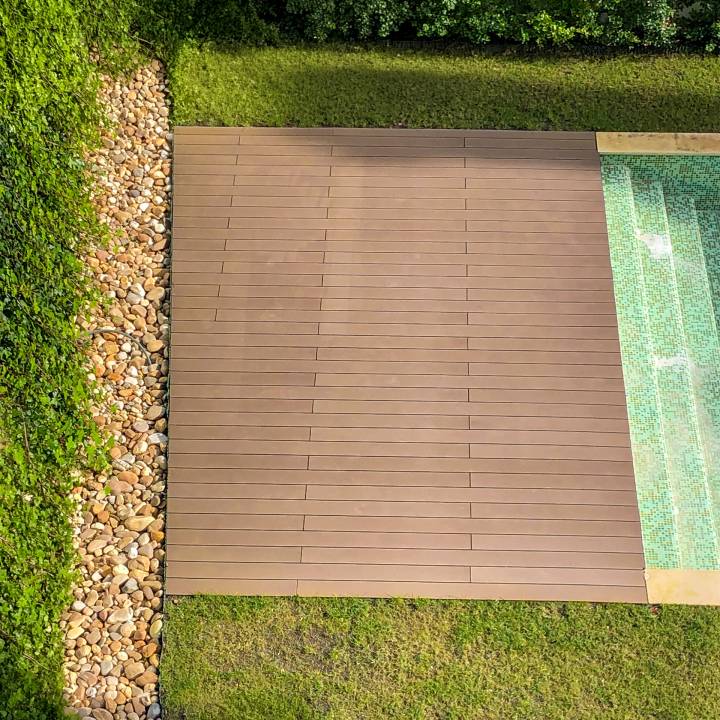 Deck compósito CDECK na cor redwood em piscina e jardim