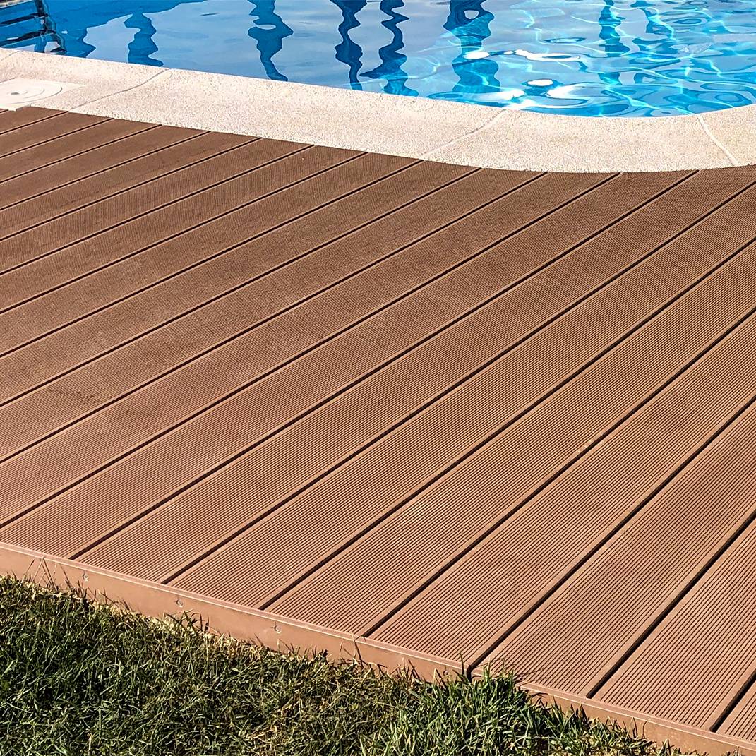 Terrasse composite CDECK en couleur Bois Rouge en zone de piscine