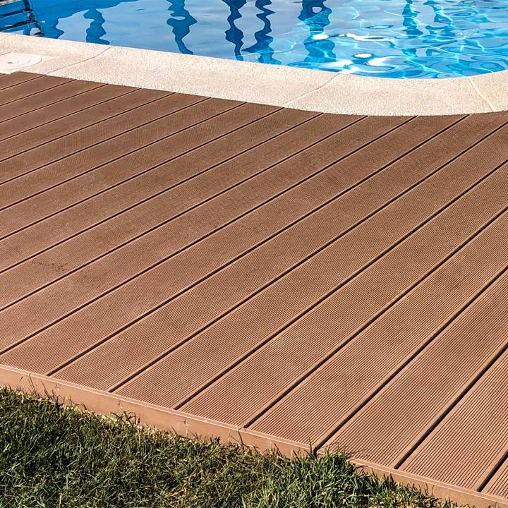 Deck compósito CDECK na cor redwood em piscina