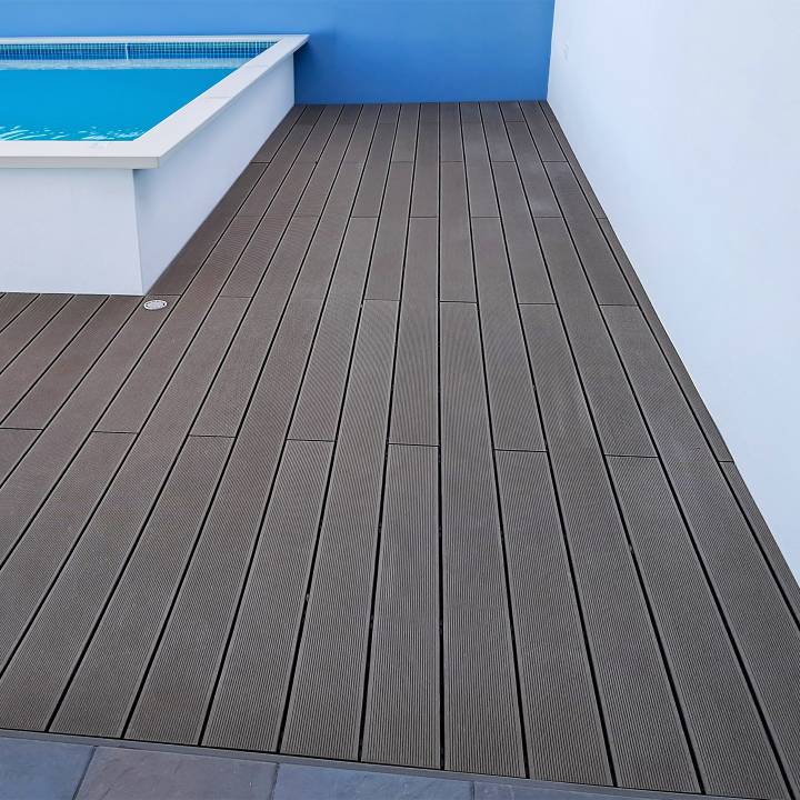 Deck compósito CDECK na cor chocolate em espaço exterior