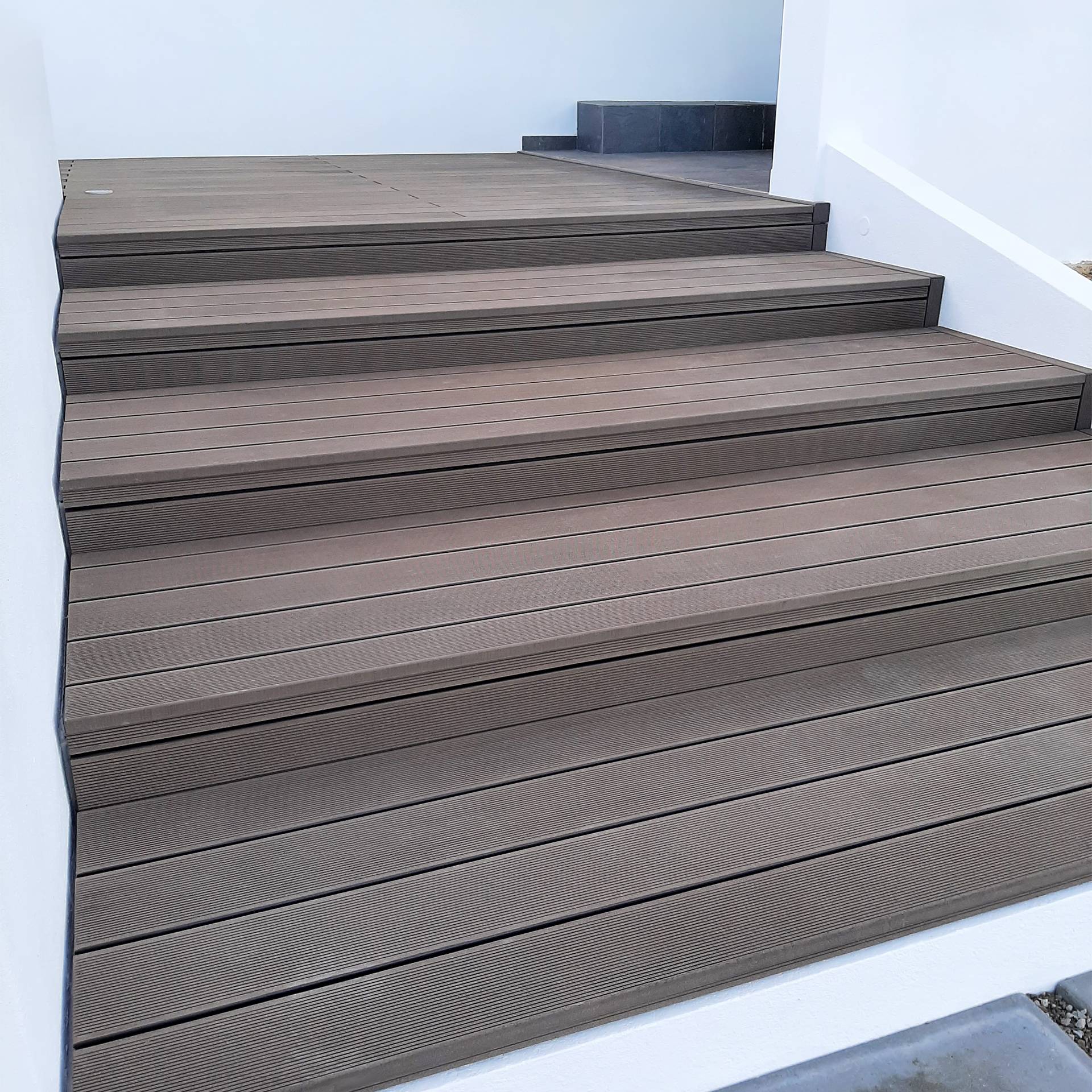 Tarima composite CDECK en color chocolate en escalones