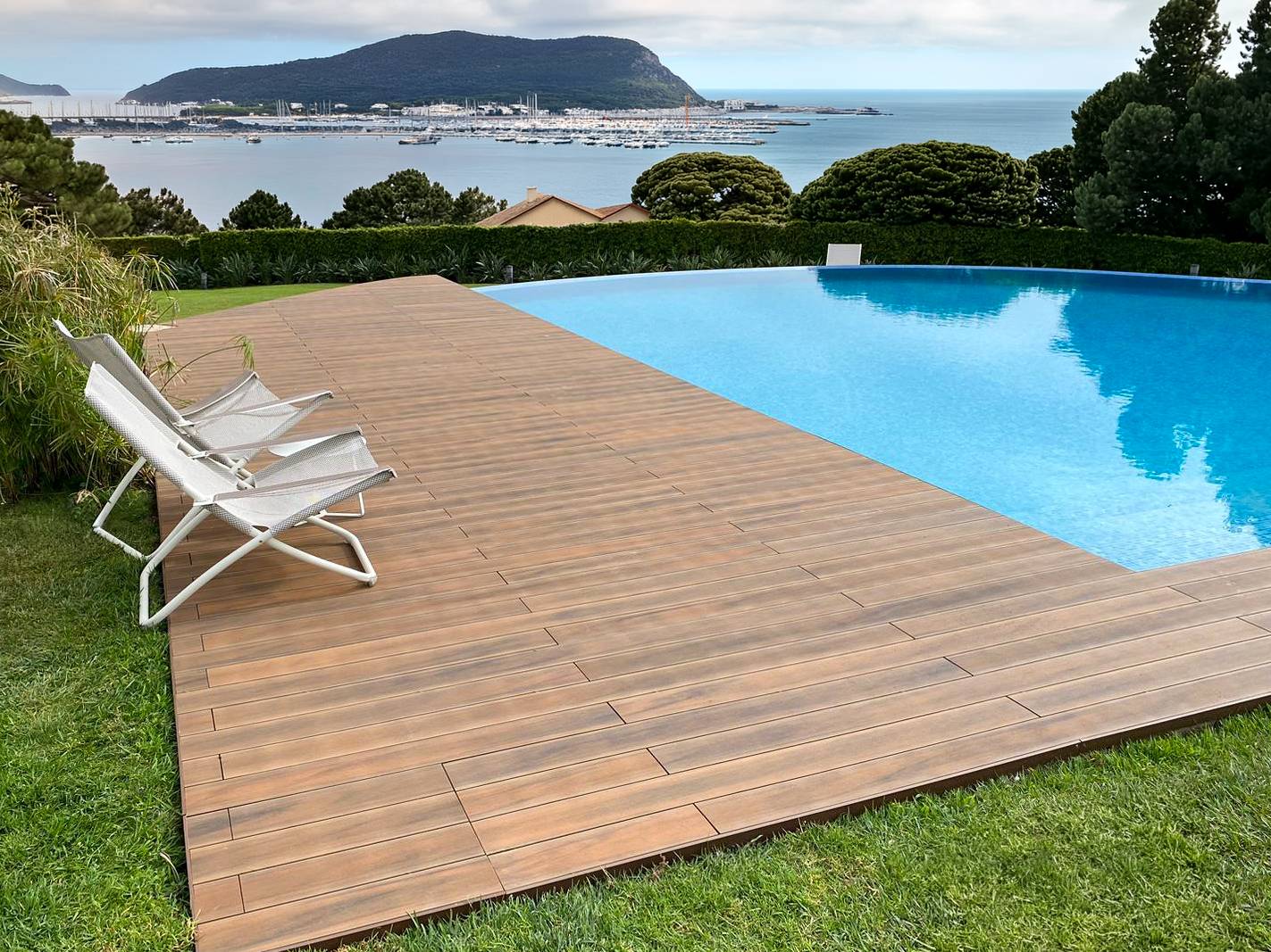 Terrasse en composite CDECK WUUDE couleur american walnut dans une zone de piscine