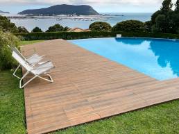 Deck comp&oacute;sito CDECK WUUDE na cor american walnut em zona de piscina