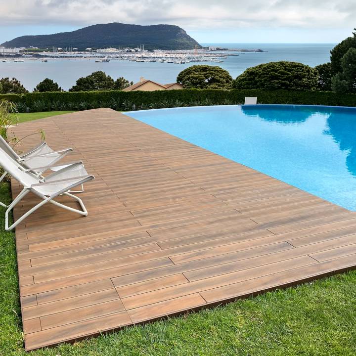 Deck compósito CDECK WUUDE na cor american walnut em zona de piscina