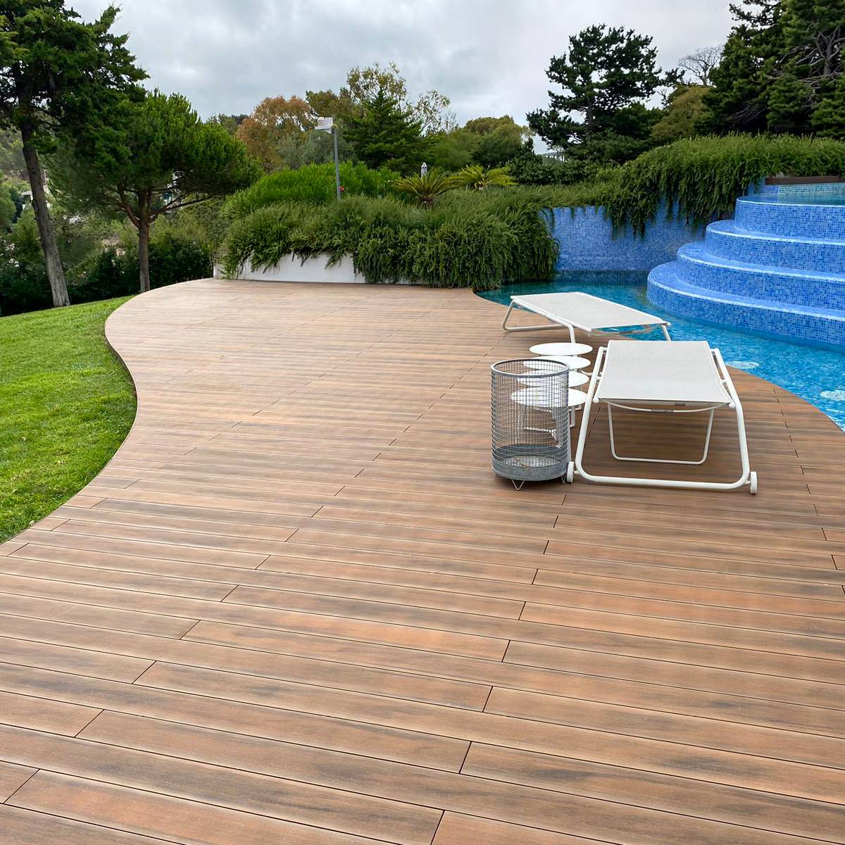 Terrasse composite CDECK WUUDE en couleur American Walnut en zone de piscine