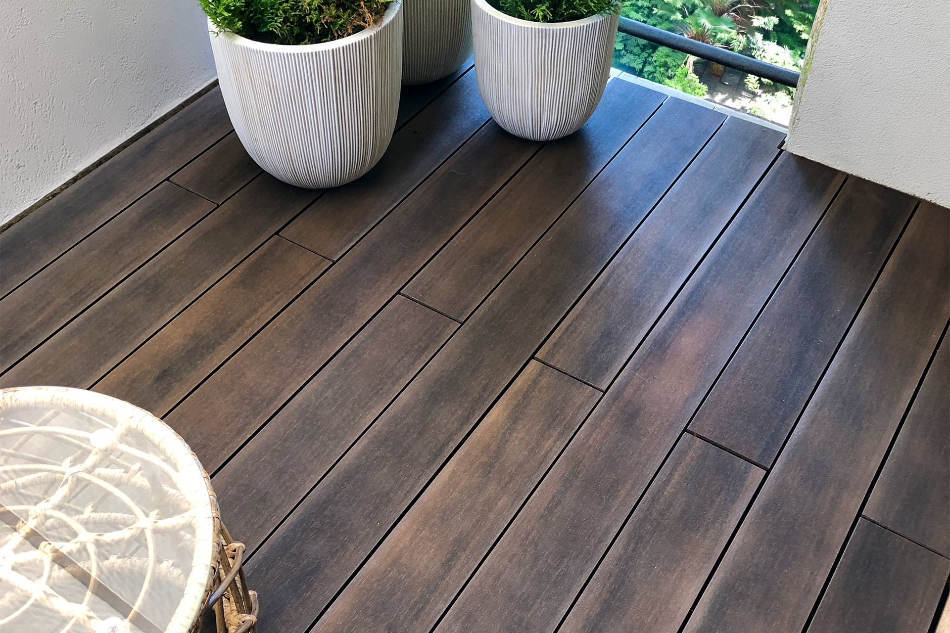 Terrasse en composite CDECK WUUDE couleur dark walnut sur balcon