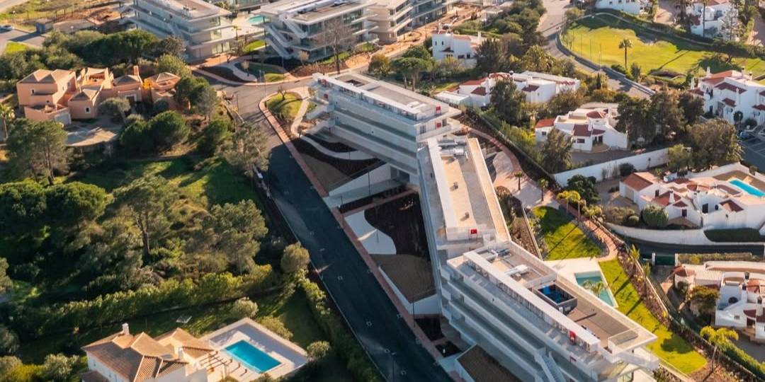 Tarima composite CDECK instalada en rooftop en Nomad Bay (Algarve)