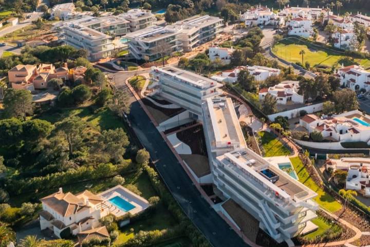 Tarima composite CDECK instalada en rooftop en Nomad Bay (Algarve)