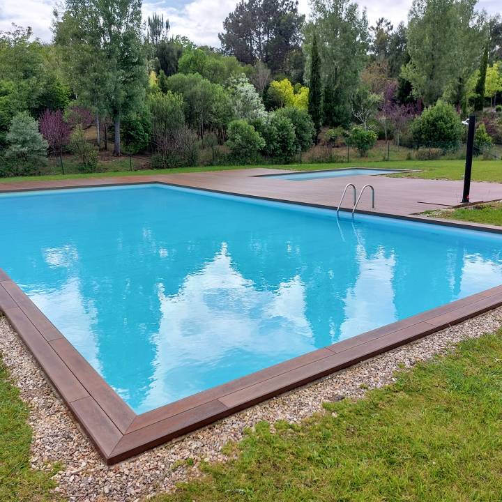 Deck compósito CDECK WUUDE na cor american walnut em área de piscina