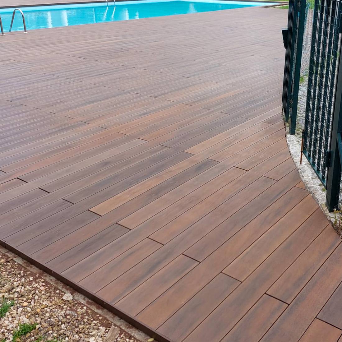 Terrasse composite CDECK WUUDE en couleur American Walnut en zone de piscine