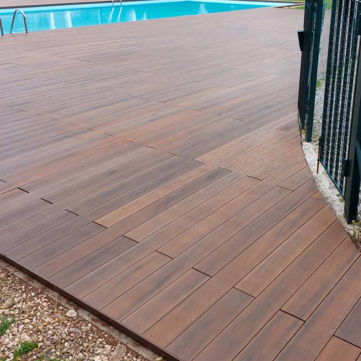 Deck compósito CDECK WUUDE na cor american walnut em área de piscina