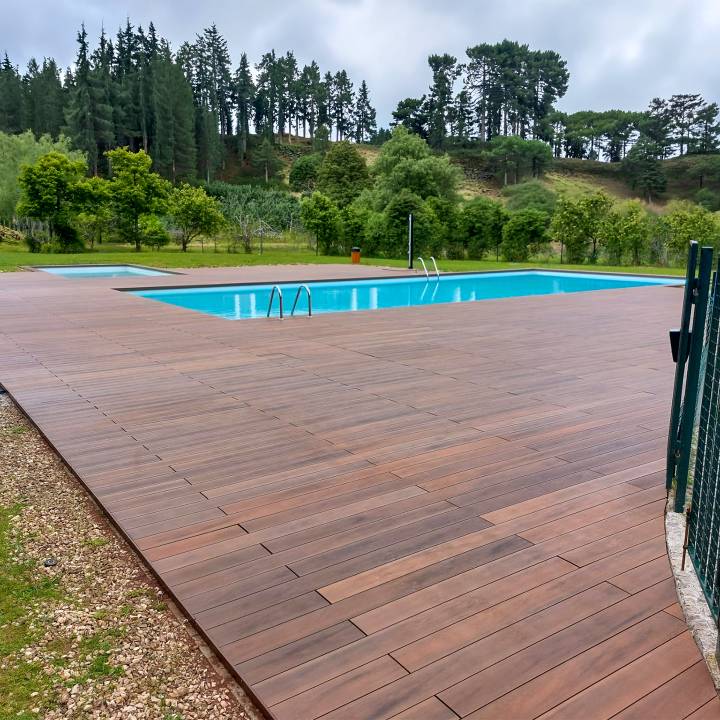 Deck compósito CDECK WUUDE na cor american walnut em área de piscina