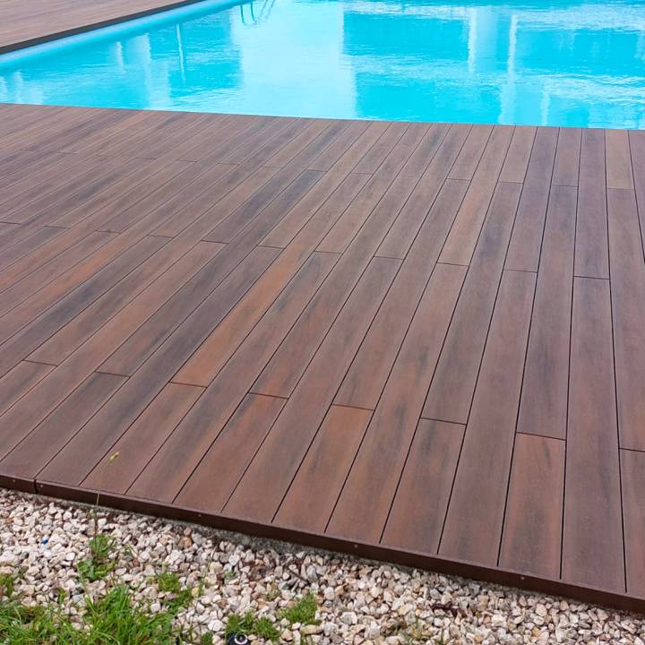 Deck compósito CDECK WUUDE na cor american walnut em área de piscina