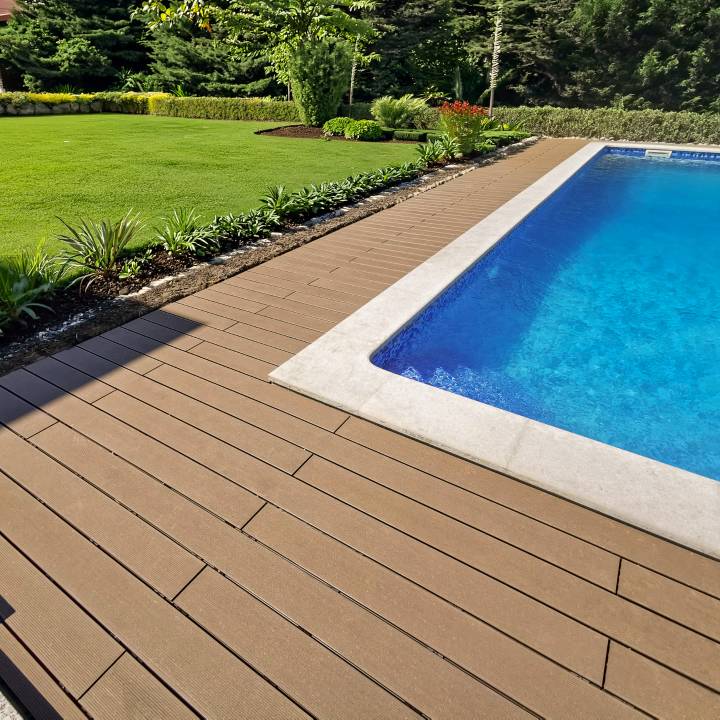 Deck compósito CDECK na cor redwood em zona de piscina