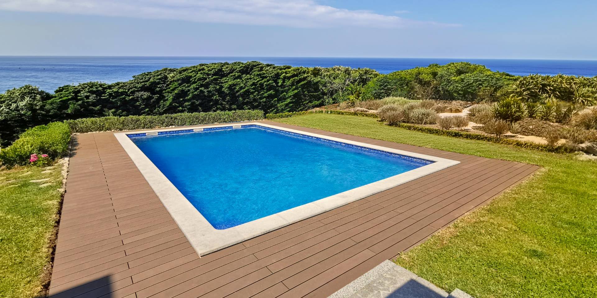 Deck compósito CDECK na cor redwood instalado em zona de piscina e jardim