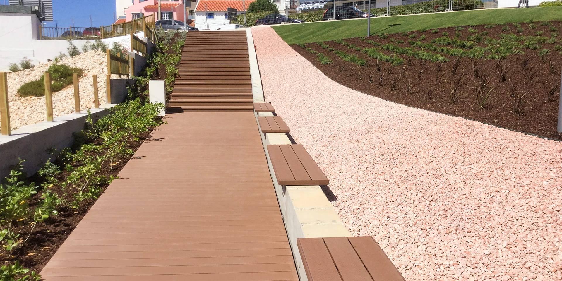 Tarima composite CDECK Original en color redwood en jard&iacute;n p&uacute;blico y escalones en el Jard&iacute;n Dr. Jo&atilde;o Ulrich, Ericeira<br>