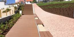 Tarima composite CDECK Original en color redwood en jard&iacute;n p&uacute;blico y escalones en el Jard&iacute;n Dr. Jo&atilde;o Ulrich, Ericeira<br>